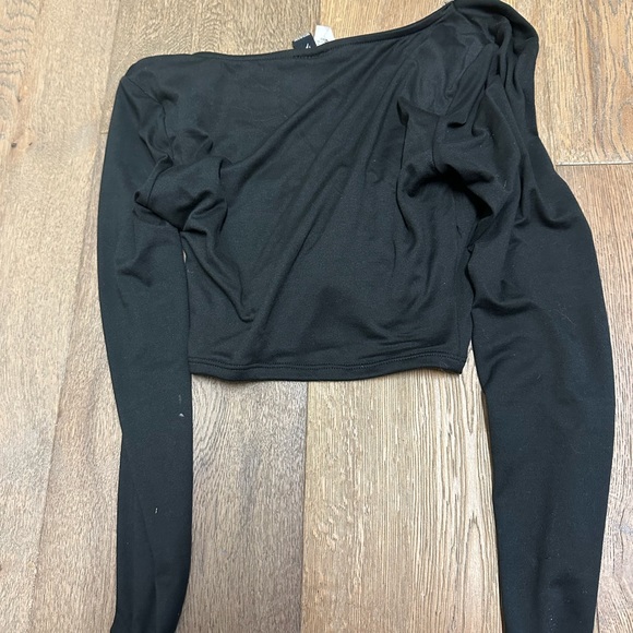 This is a black top from Windsor in a size S - Picture 3 of 3